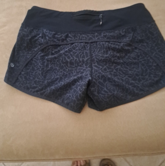 Lululemon Run Speed  2way stretch  Cheetah print Shorts Sz8 EUC - Picture 3 of 6